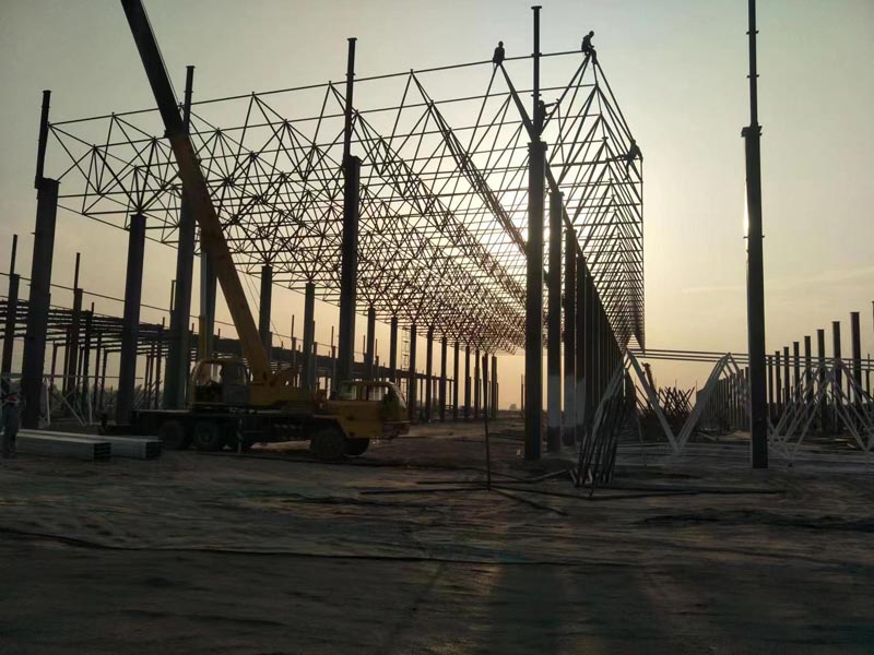 華中重鋼小編今天為您簡(jiǎn)述：鋼結(jié)構(gòu)的優(yōu)勢(shì)優(yōu)點(diǎn)有哪些？?jī)H供參考