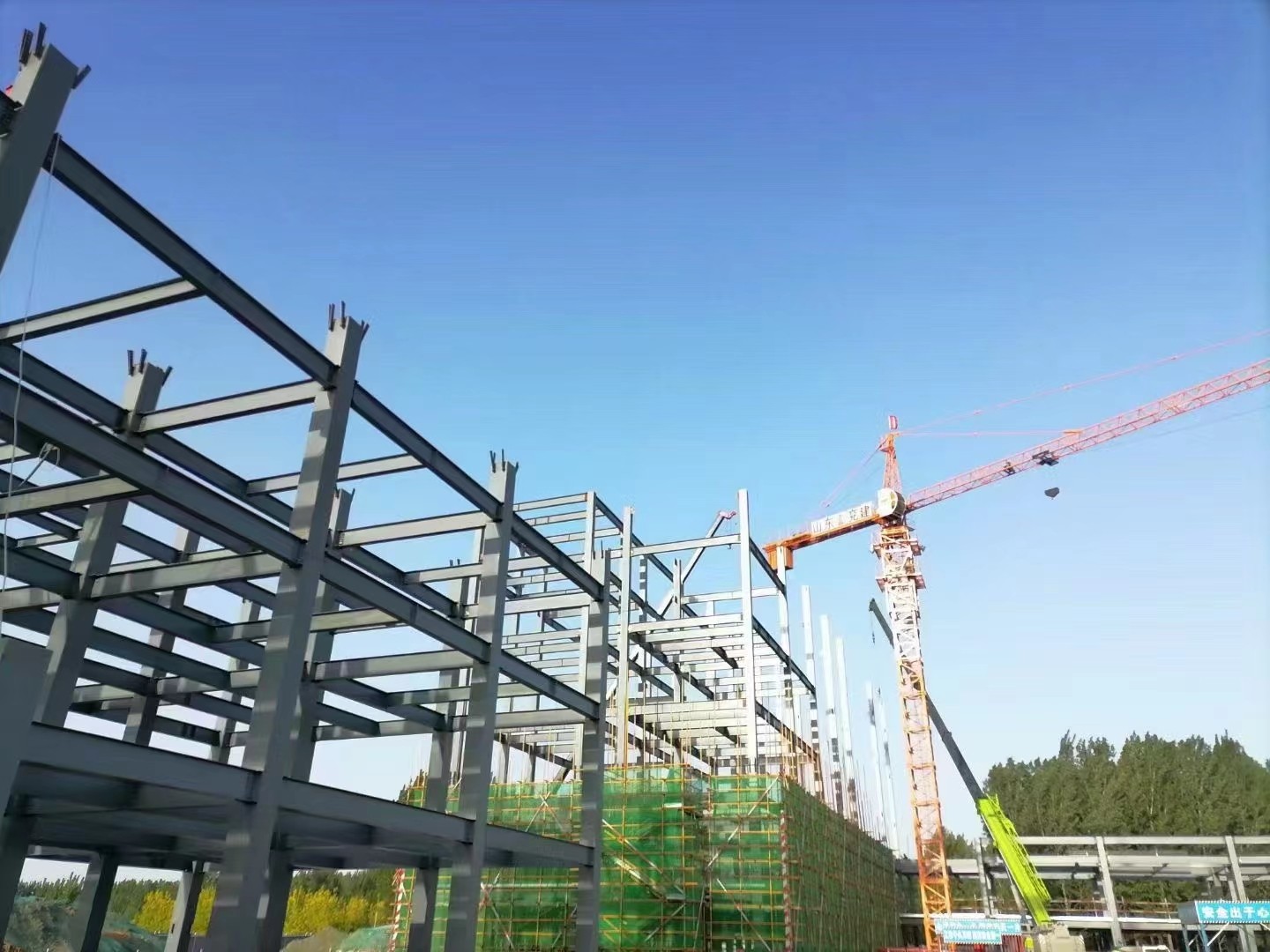 鋼結(jié)構(gòu)實力廠家華中重鋼說一說鋼結(jié)構(gòu)的主要特征。