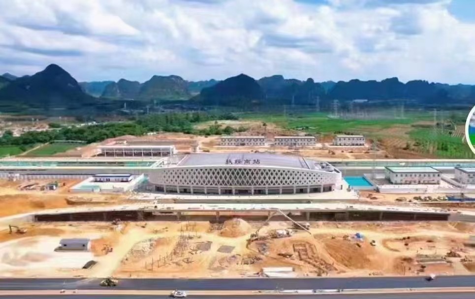 山東華中重鋼工程案例——扶綏南站站房及網(wǎng)架屋面工程"width: